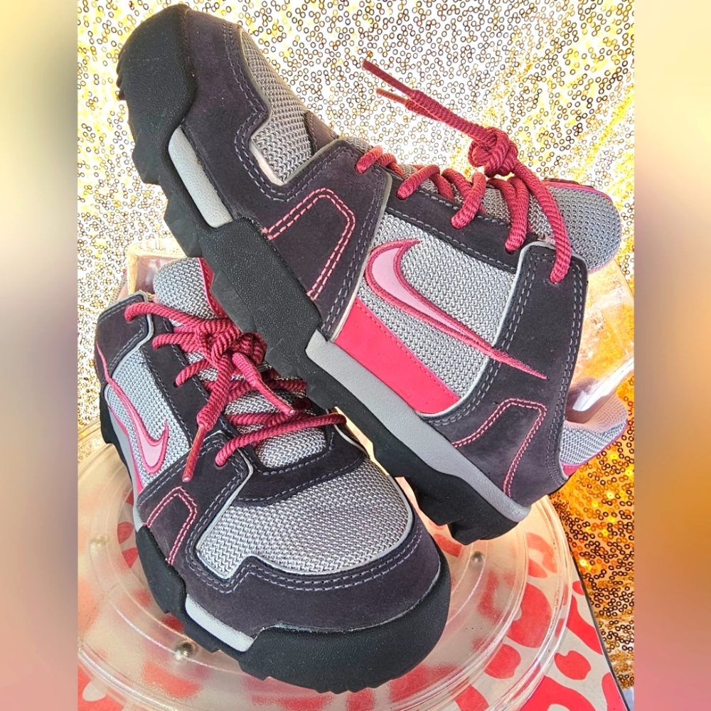 J New w/ o tags Rose pink Nike hiking ndestrukt grey sz 5Y